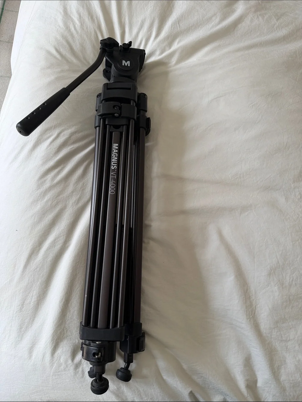 Magnus VT-4000 Tripod System with Fluid Head